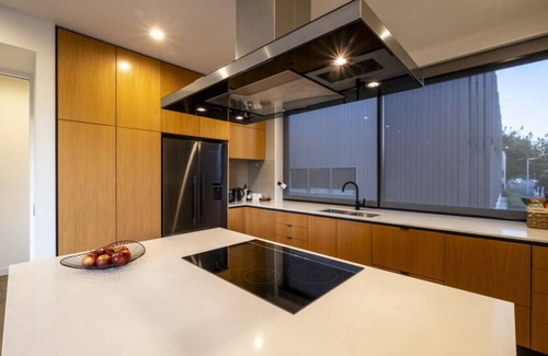 Christchurch City Centre Apartment | Premium City 3bed Apartment with Gated 2 car parks