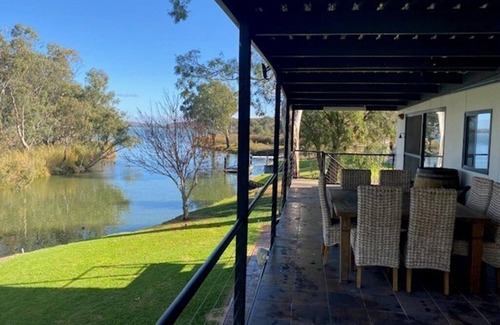 Walker Flat House | Premium Location on the Murray River - Lake Carlet