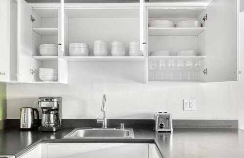 Pasadena Apartment | Premium Pasadena 2BR w/Gym & Pool, nr Colorado Ave, by Blueground