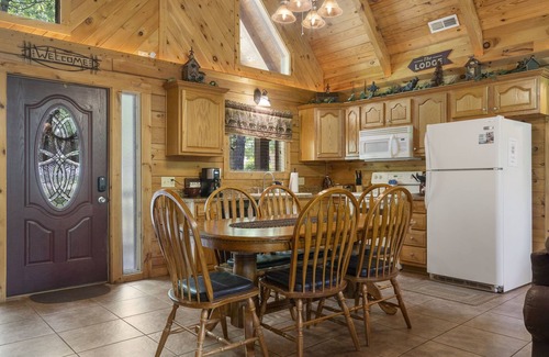 Branson Cedars Cabin | Premium Real Cabin Great Getaway, HotTub, Piano, Near Shows, Near Big Cedar, Jacuzzi Tub