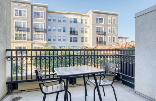 San Jose Apartment | Premium Santana Row 1BR w/Gym & Pool, 10 mins to Google, by Blueground