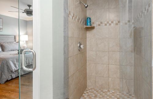Asheville House | Premium WIFI! Luxurious Home in ASHEVILLE with PRIVATE Hot tub!