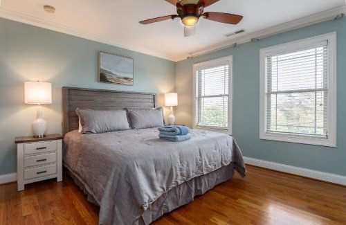 Asheville House | Premium WIFI! Luxurious Home in ASHEVILLE with PRIVATE Hot tub!