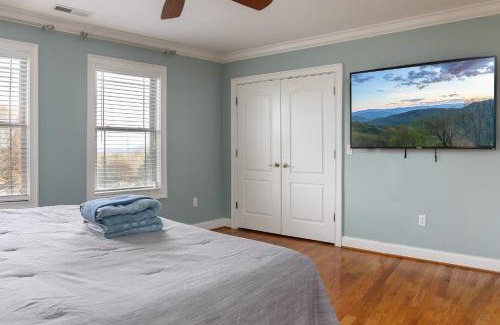 Asheville House | Premium WIFI! Luxurious Home in ASHEVILLE with PRIVATE Hot tub!