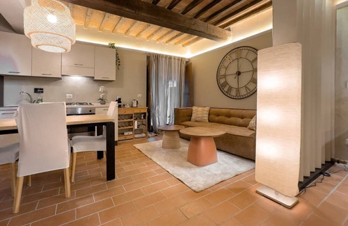 Volterra House | Prestigious Home: Pool, Gazebo, and Stellar Views