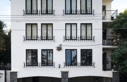 Prahran Apartment | Prestigious in Prahran by Ready Set Stay- linen, WIFI, across the road from park