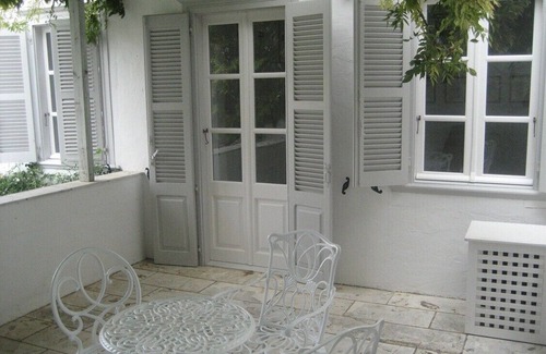 idhra House | Pretty 3 bedroom house in Hydra town close to the port, no steps, pvt courtyard