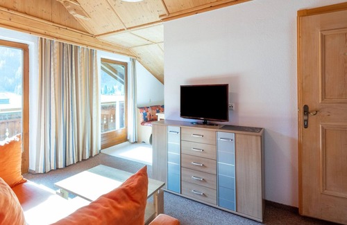 Huben Apartment | Pretty apartment in Längenfeld with balcony