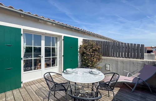 Ars-en-Re House | Pretty apartment with a view of the bell tower