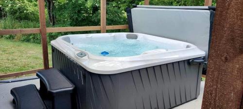 Equality House | Pretty Cabin with Hot-tub in Herod, Illinois
