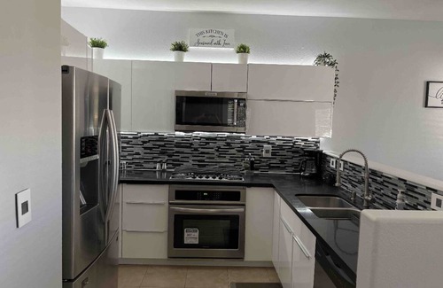 Paul Culley Condo | Pretty condo close to the strip