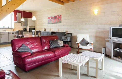 Gimnee Cottage | Pretty Cottage in Gimnee with Garden