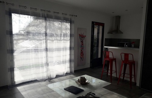 La Tour-d'Aigues Apartment | Pretty new studio in the countryside 2kms from the village. Quiet, facing vineyards