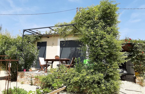 La Tour-d'Aigues Apartment | Pretty new studio in the countryside 2kms from the village. Quiet, facing vineyards