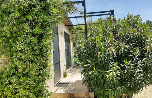 La Tour-d'Aigues Apartment | Pretty new studio in the countryside 2kms from the village. Quiet, facing vineyards