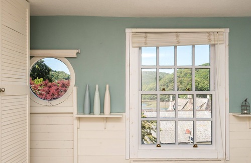 Looe House | Pretty, Pet Friendly Cottage with Parking, Wifi and River Views.