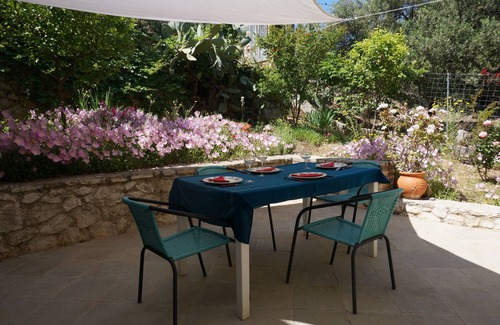 Makhairoi House | Pretty traditional house with a large swimming pool for 2/4
