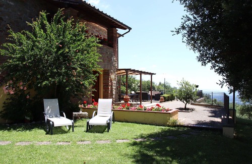 Civitella in Val di Chiana Villa | Private Villa with WIFI, private pool, A/C, pets allowed, panoramic view, parking, close to Arezzo