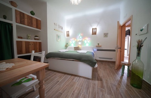 Pulsano Bed & Breakfast | Prickly pear shovel room a symbol of wealth and prosperity