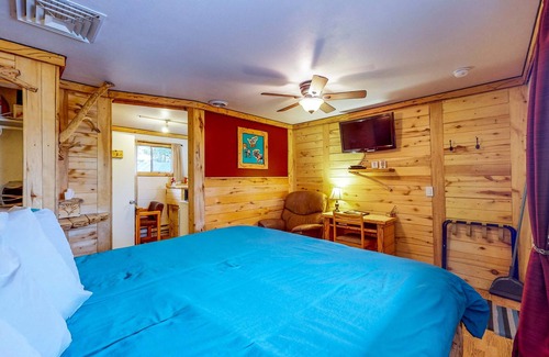 Cedaredge Cabin | Primary suite cabin, mountain view, hot tub access