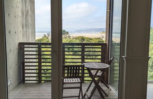 Rockaway Beach Condo | Prime Beach Front Ocean Views - 30 Second Walk to Beach!