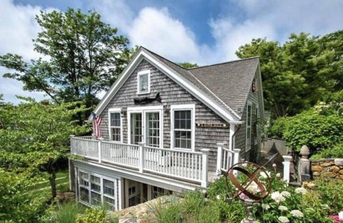 Brant Point House | Prime cliff road location, Walk to town, great light, duplex home,