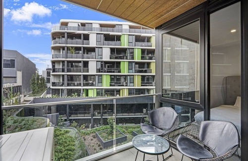 Hawthorn Apartment | Prime Hawthorn 2BR Apt with parking, pool and gym