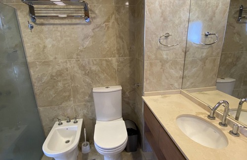 Belgrano Apartment | Prime location, amazing lake view. World class Skiing, hiking & exploring. n