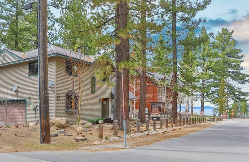 Al Tahoe House | Prime Lake Tahoe Location, Lake-views! 1/2 blk to Lake, Ski, Casinos, Remodeled!