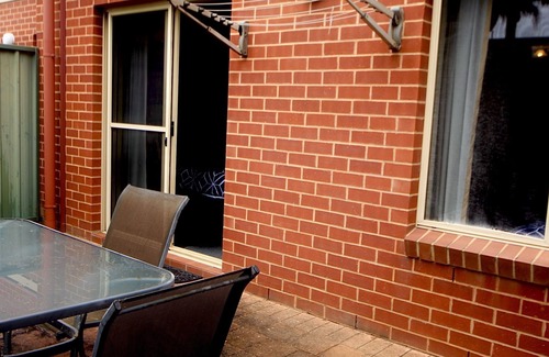 North Adelaide Apartment | Prime Location | 2BR Grand Apt | Courtyard | North Adelaide | Near CBD Events + Private Parking