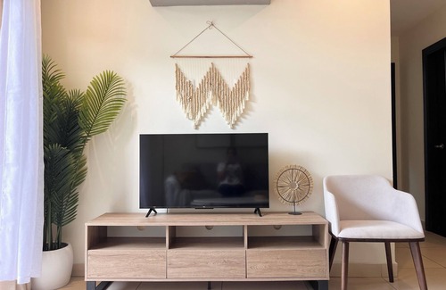 Santa Ana Apartment | Prime Location 2 BDR Apt, Pool, GYM, ground floor, Walkable to Everything