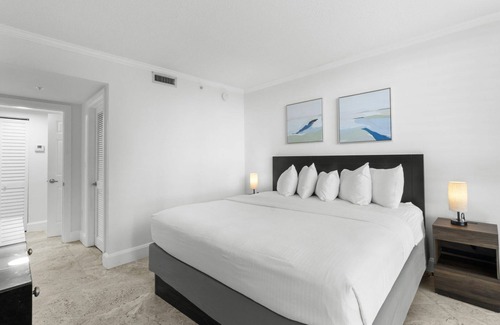 Coconut Grove Hotel | Prime Location! 2 Units with Full Kitchen! Onsite Pool, Jacuzzi, Valet Parking!