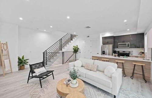Larchmont House | Prime Location 3BD 3BA Luxury Living in LA