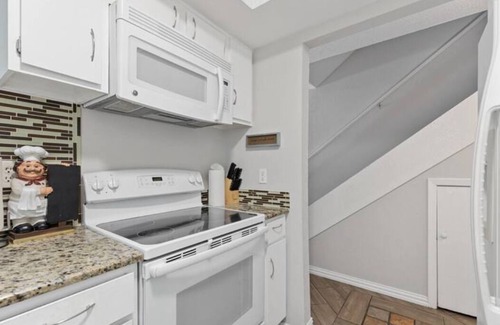 Southwest Carrollton House | Prime Location 4 SMART TVS4 BEDS Pet Friendly