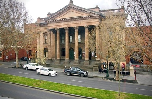 Bendigo Apartment | Prime Location | Art, Food & Markets at Your Door | Strong Wi-Fi | Parking | A/C