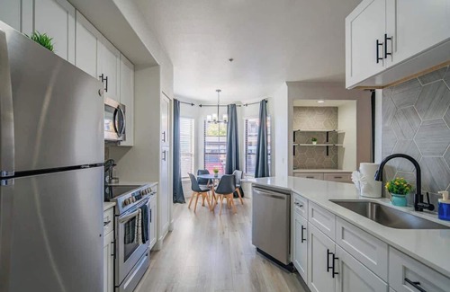 Glendale Apartment | Prime Location | Balcony, Pool, Gym, Parking, W/D