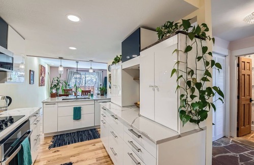 Glenwood Grove - North Iris House | Prime Location - Cozy Modern 2-bedroom townhome in beautiful Boulder w/WiFi, AC