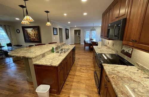 Madison Park House | Prime Location in Charlotte! 5br/4ba- Sleeps 16