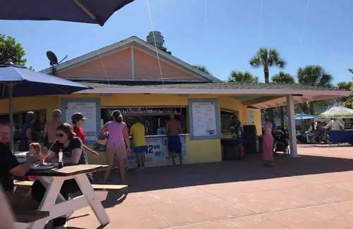 Pass-a-Grille Historic District Apartment | Prime location on Pass-A-Grille Beach! Everything you need is here!