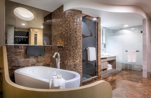 Pasadena Hotel | Prime Location! Onsite Pet-Friendly Property, Outdoor Pool, Parking