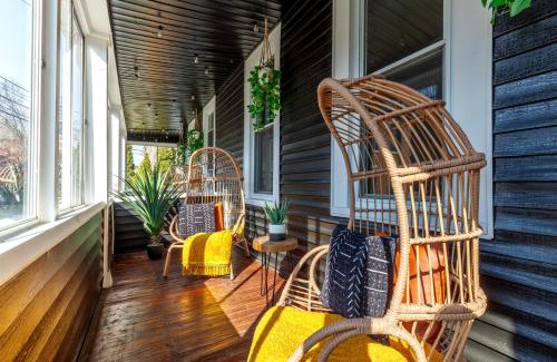 Italian Village House | Prime Location Top Rated Clean Parking Free!