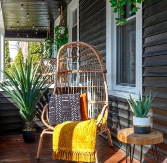 Italian Village House | Prime Location Top Rated Clean Parking Free!