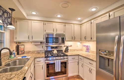 Sylva House | Prime Location with Scenic Views - Your Ultimate Retreat: Roamer's Respite