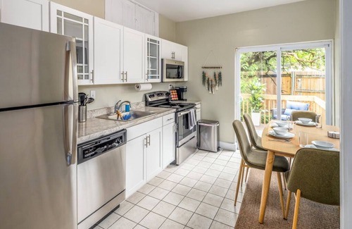 Mount Adams Apartment | Prime Mt Adams+Lux Beds+Sleeps 6ppl+Deck Views+Smart TVs+Spacious Living Rooms