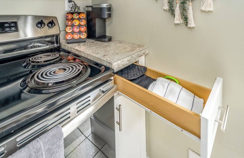 Mount Adams Apartment | Prime Mt Adams+Lux Beds+Sleeps 6ppl+Deck Views+Smart TVs+Spacious Living Rooms