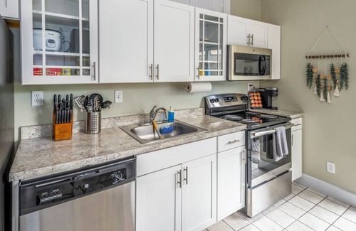 Mount Adams Apartment | Prime Mt Adams+Lux Beds+Sleeps 6ppl+Deck Views+Smart TVs+Spacious Living Rooms