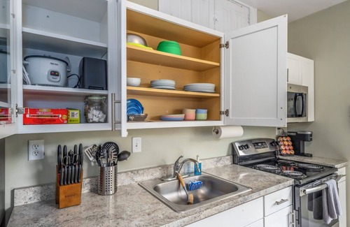 Mount Adams Apartment | Prime Mt Adams+Lux Beds+Sleeps 6ppl+Deck Views+Smart TVs+Spacious Living Rooms