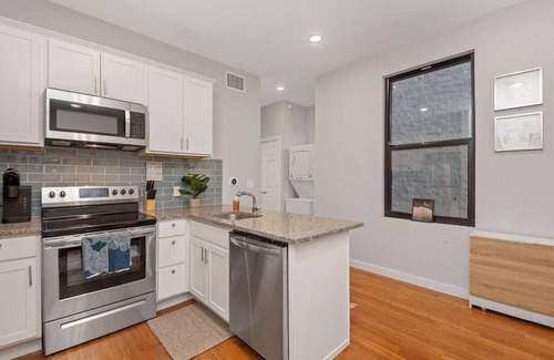 Over-the-Rhine Apartment | Prime OTR off Vine+Lux Full Bed+Near FREE Light Rail+Fast WiFi+50in TV+ Sleeps 3