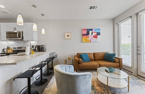 Windsor Park Apartment | Prime Soco Airy 1BR King Suite w Pool Parking
