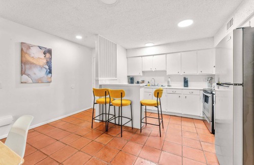 Windsor Park Apartment | Prime SoCo airy 2BR king suite w/pool, parking